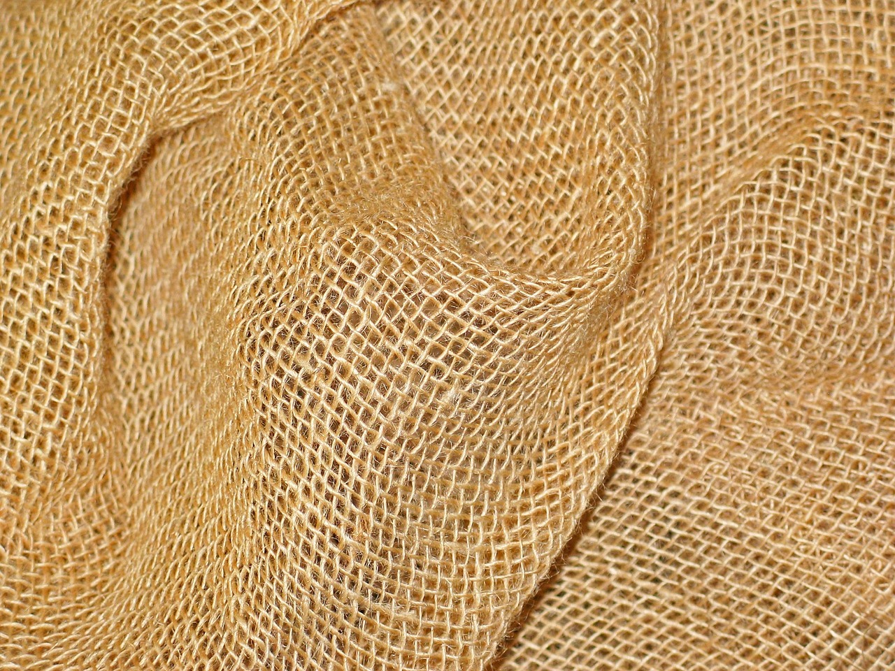 Jute vaas met wilde bloemen. Jute vaas met wilde bloemen.