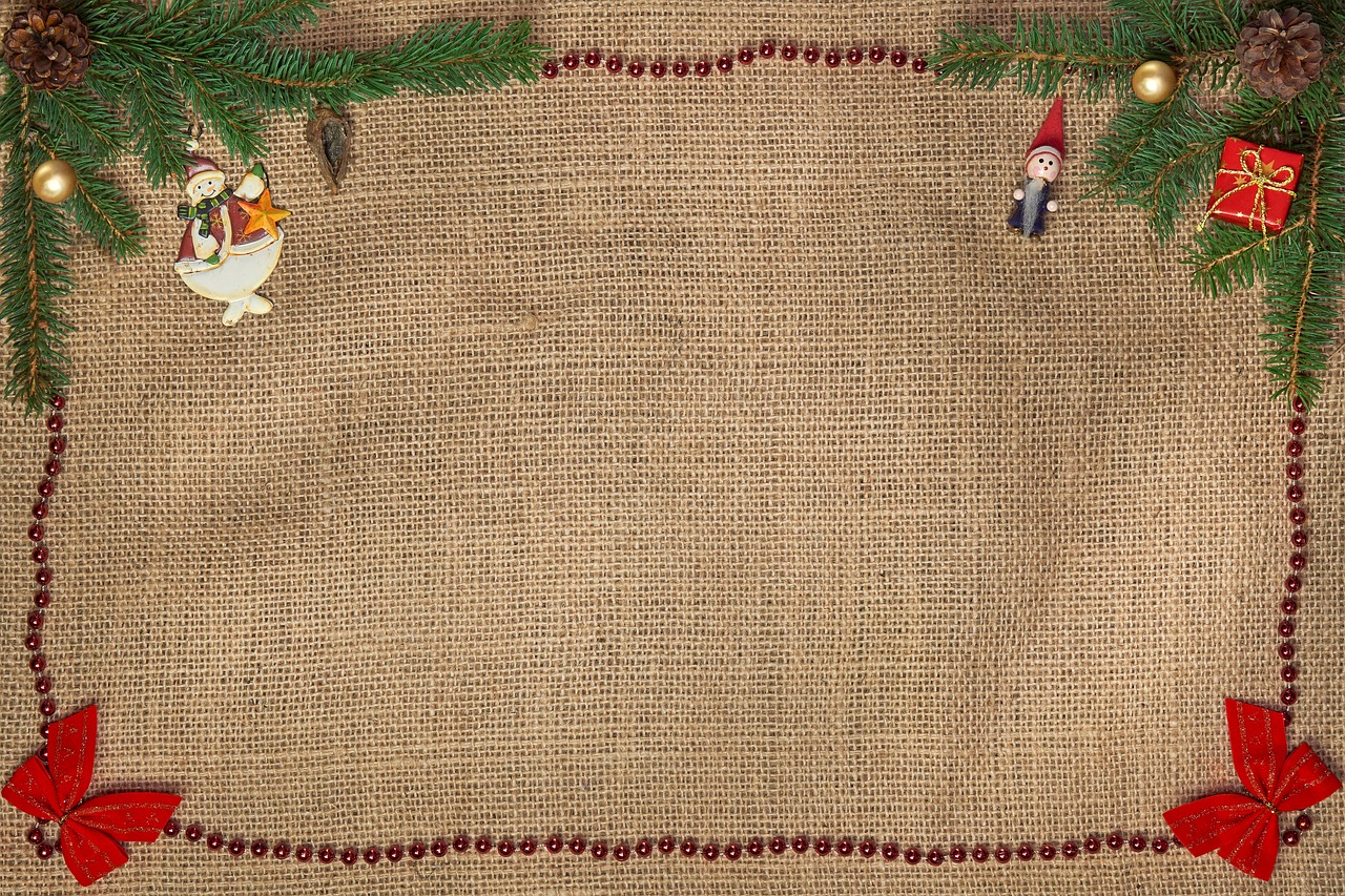 Kussen van jute met groene accenten. Kussen van jute met groene accenten.