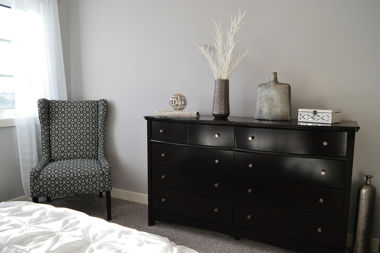 Minimalistisch dressoir met groene planten en boeken. Minimalistisch dressoir met groene planten en boeken.
