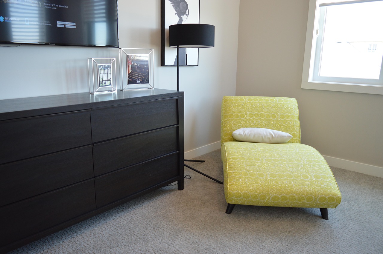 Modern houten dressoir gestyled met kunst en kaarsen. Modern houten dressoir gestyled met kunst en kaarsen.