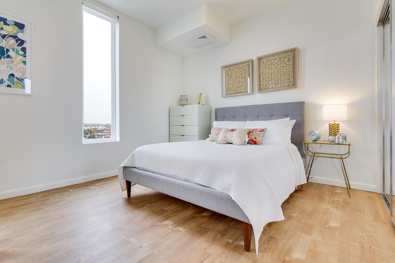 Strak wit dressoir met vintage decoratieve objecten. Strak wit dressoir met vintage decoratieve objecten.