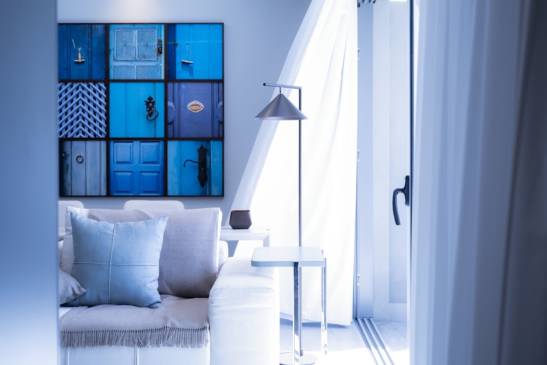 Cornflowerblauw kussens op beige bank. Cornflowerblauw kussens op beige bank.