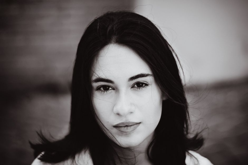 Zwart-wit portret met moderne allure. Zwart-wit portret met moderne allure.