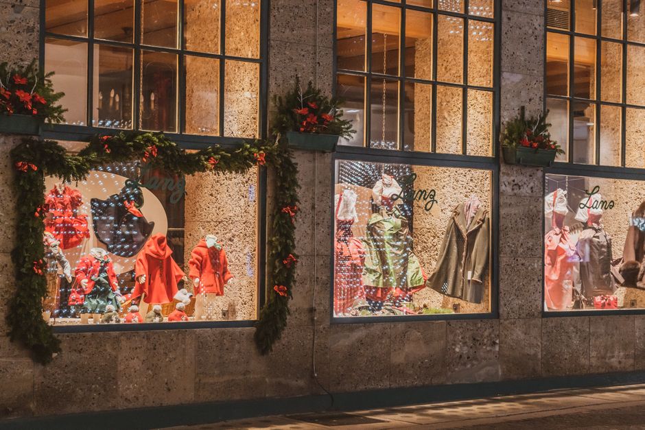 Kerstversiering schijnt helder in vensterbanken.