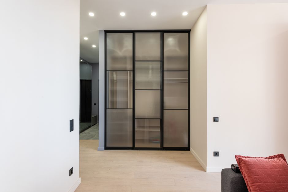 Lichte ruimte gescheiden door heldere glazen wand. Lichte ruimte gescheiden door heldere glazen wand.