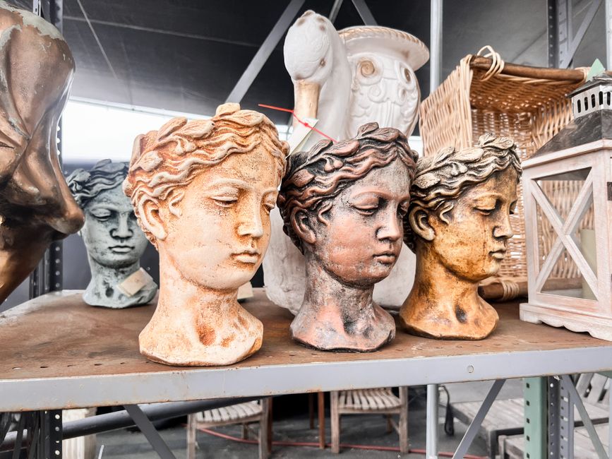 Terracotta stoel met neo-mint kussen. Terracotta stoel met neo-mint kussen.