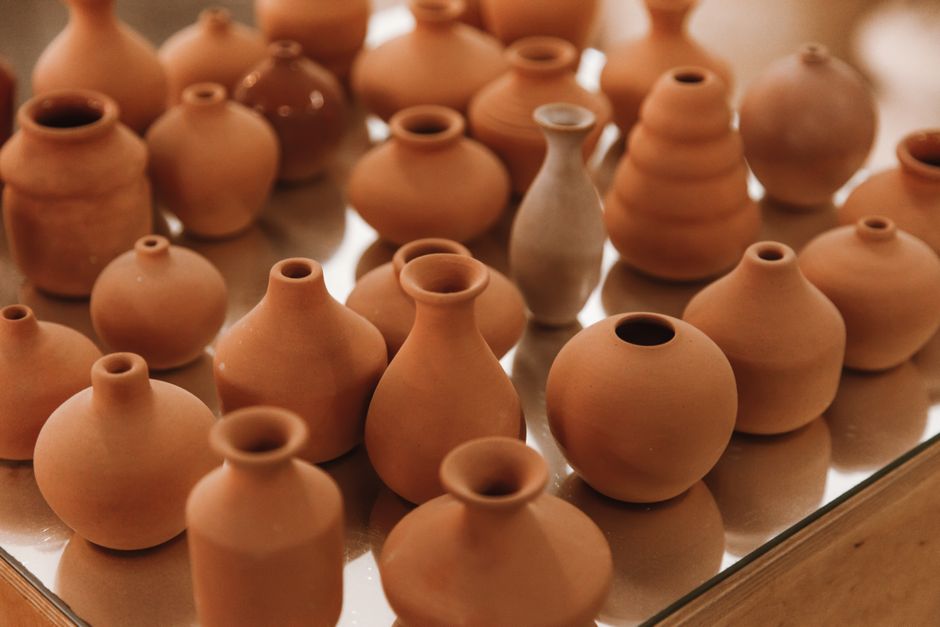 Terracotta bloemvaas naast neo-mint muur. Terracotta bloemvaas naast neo-mint muur.