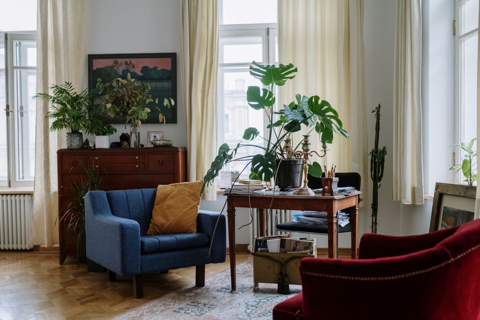Retro woonkamer met vintage meubels en kleurrijke accenten. Retro woonkamer met vintage meubels en kleurrijke accenten.