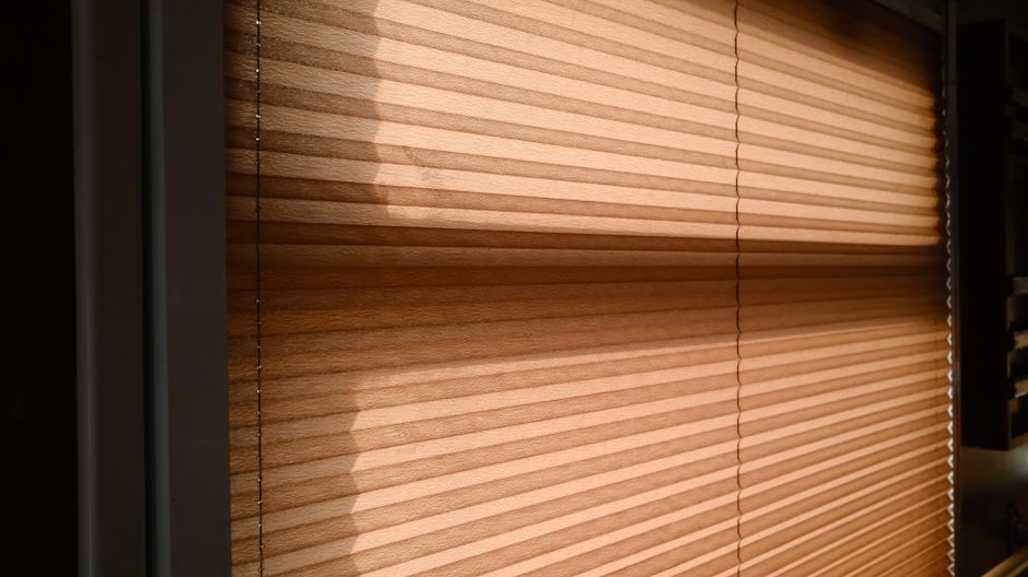 Gordijnen filteren zonlicht in een moderne woonkamer. Gordijnen filteren zonlicht in een moderne woonkamer.