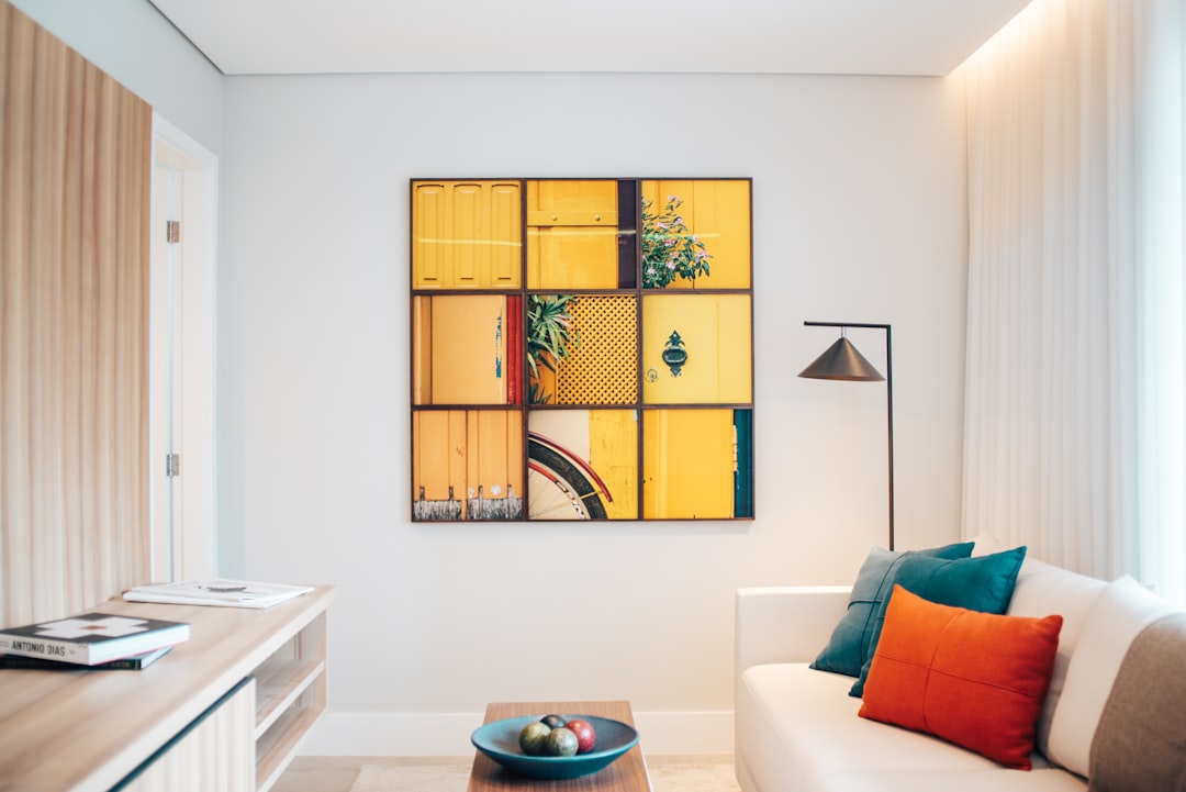 Individueel glaschilderij met gezinsfoto aan muur. Individueel glaschilderij met gezinsfoto aan muur.
