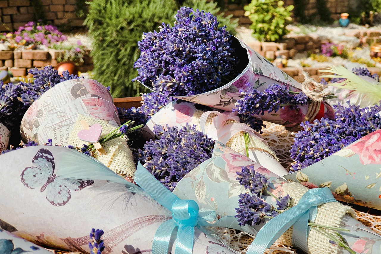 Lavendel geurzakjes liggen op houten tafel. Lavendel geurzakjes liggen op houten tafel.