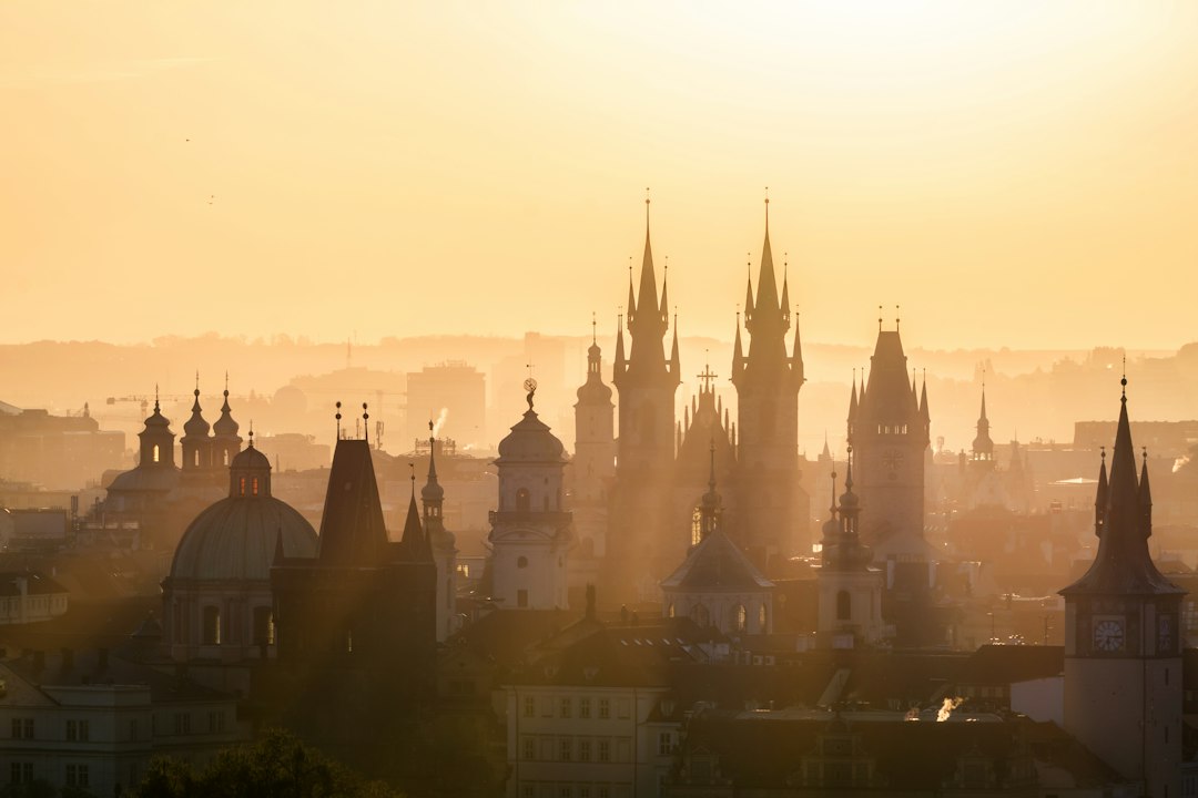 Herfstlandschap in Praag met gouden bladeren.