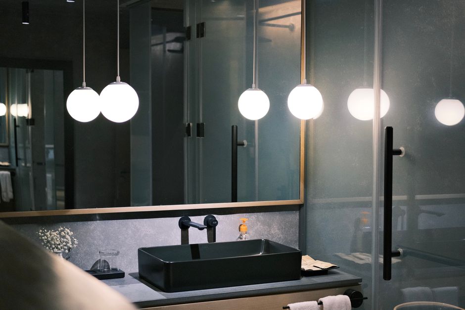 Badkamer met dimbare sfeerverlichting en kaarsen.