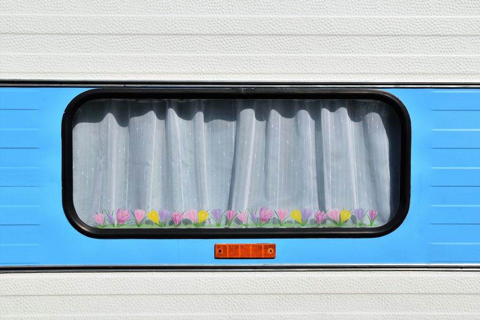 Warme gordijnen in caravaninterieur herfst.