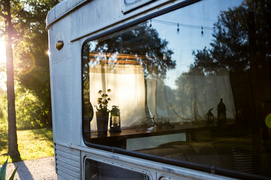 Gordijnen caravan isoleren tegen herfstkou.
